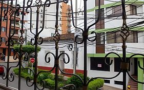 Cerca de la clínica San Luis.